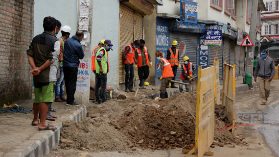 विद्युत् प्राधिकरणले सडक विभागलाई ‘नटेर्दा’ बाटोभर खाल्डैखाल्डा !